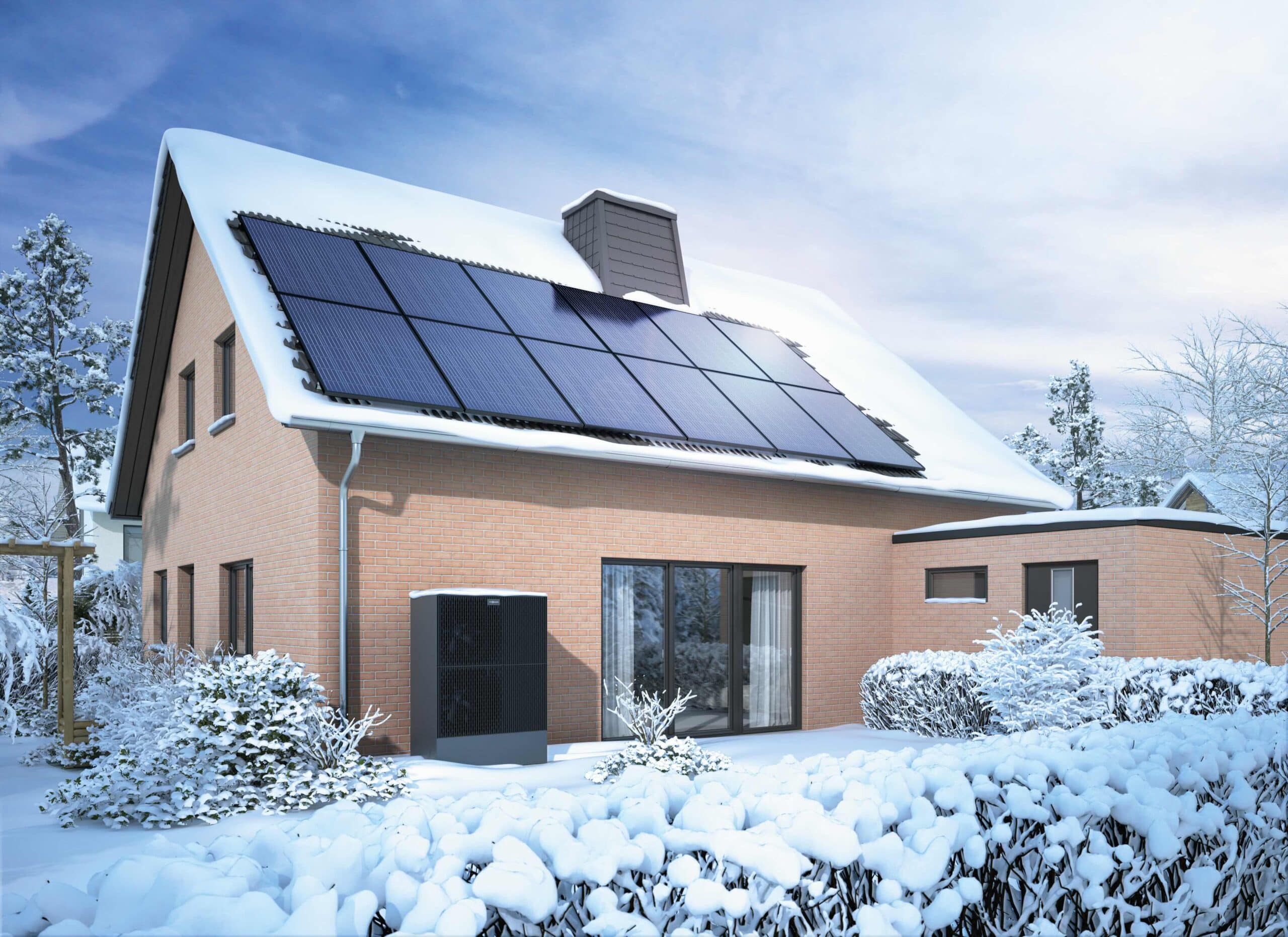 Haus mit Solarpanelen im Winter